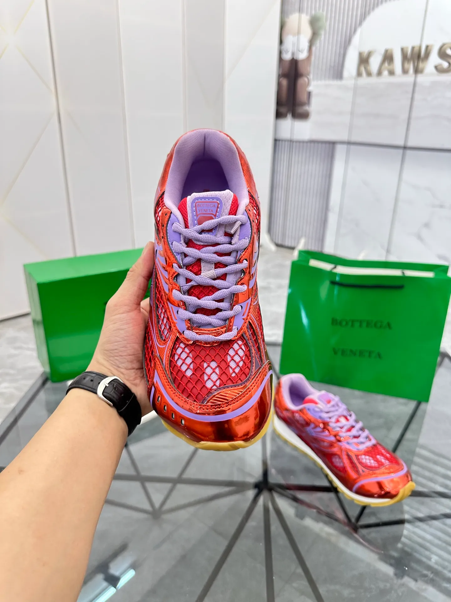 Factory men's shoes 💰: 620💰 (top version) BV Orbit sneakers Wang Yibo's same style couple's dad shoes Runner sneakers, made of lightweight technical mesh fabric. Matched with geometric pattern designed rubber outsole Wang Zha series high version Look for the package craftsmanship The actual height is much higher, but the legs are still slim. Very nice and playable and durable Matching to the standard 💯 Package shoe technology Look for the high version The outsole is made of color-blocked TPU outsole Women's model 35 36 37 38 39 40 41 (40 41 customized) Men's model 38 39 40 41 42 43 44 45. (Customized size 38 45.46) No. H345